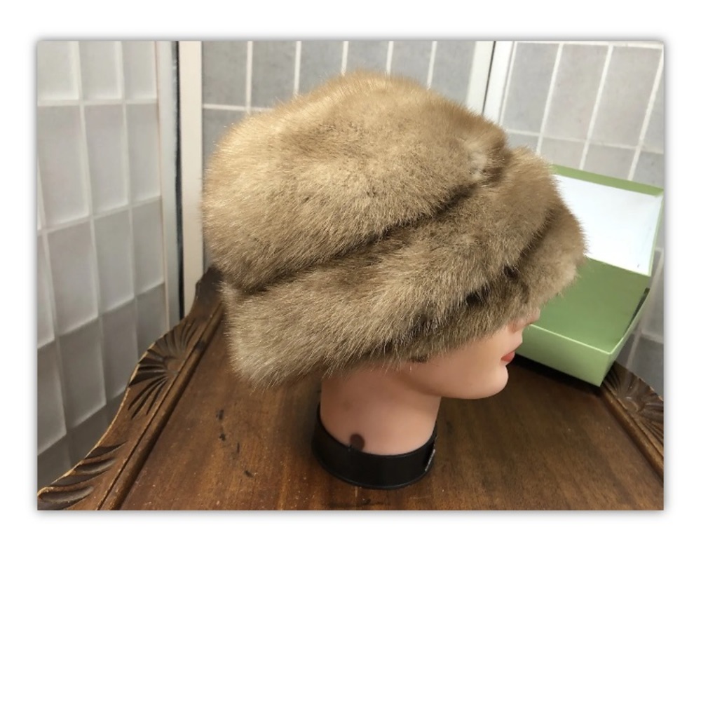 Bambergers, New Jersey, Woman’s, Hat, real fur.: